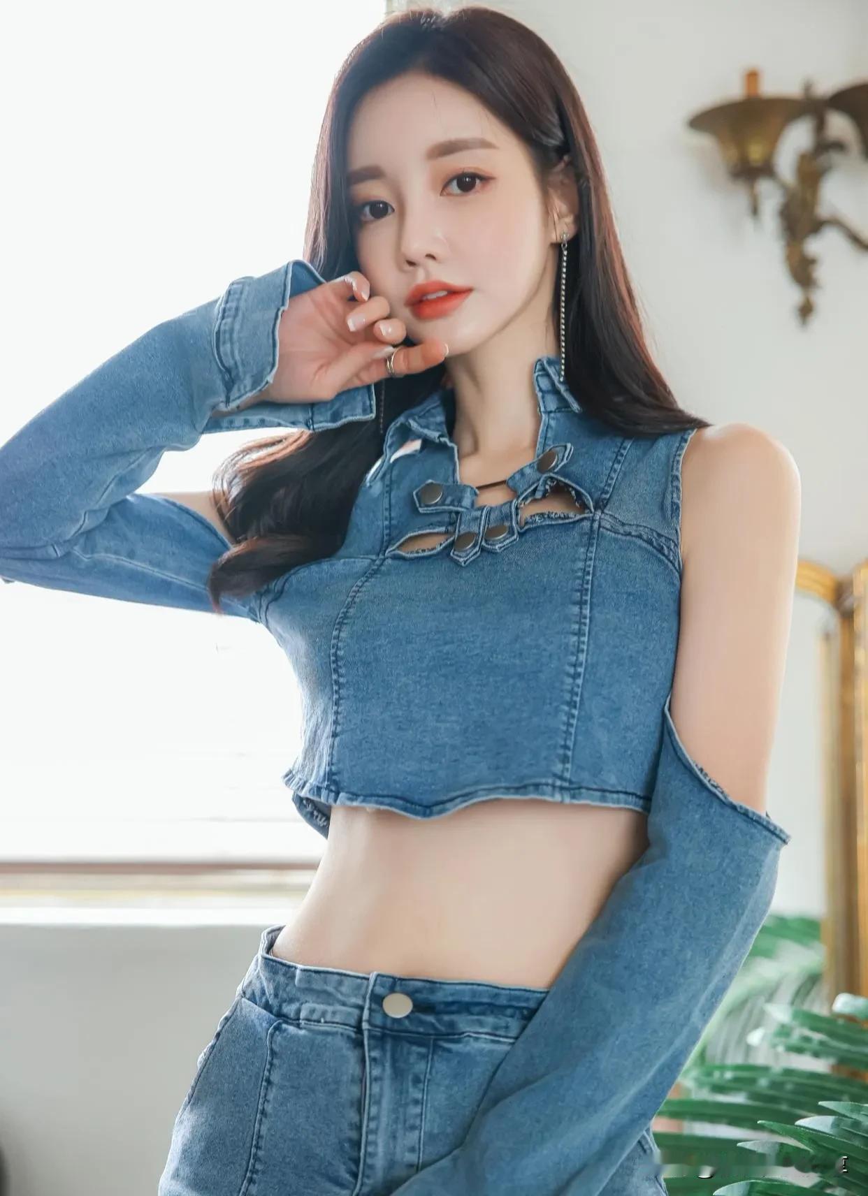 孙允珠定拍写真:戈壁机车质感德克萨斯牛仔裙分享女神美图中式盘扣金属扣设计，胸口镂