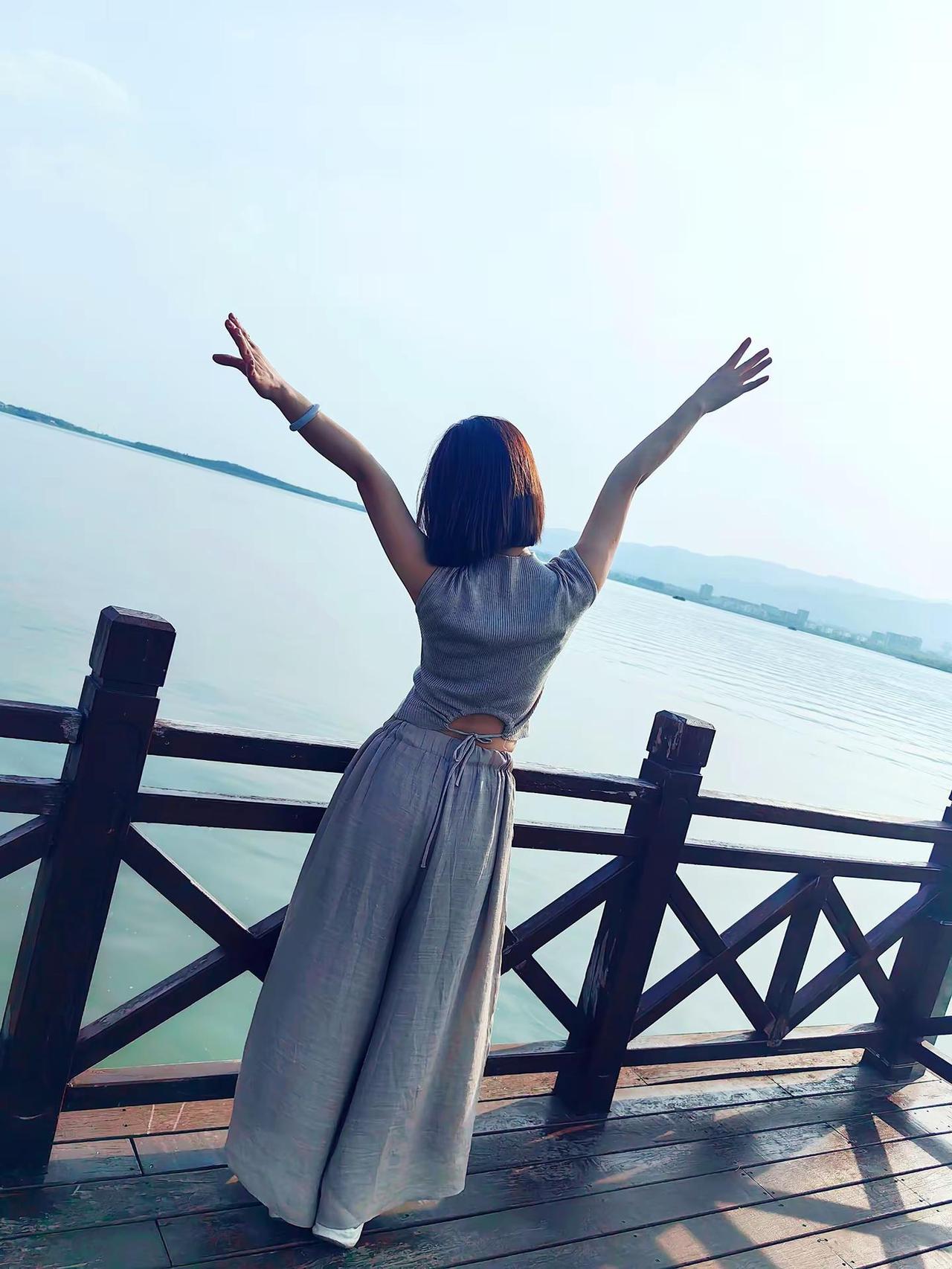 偏爱背影的安静，迷恋侧脸的温柔✌