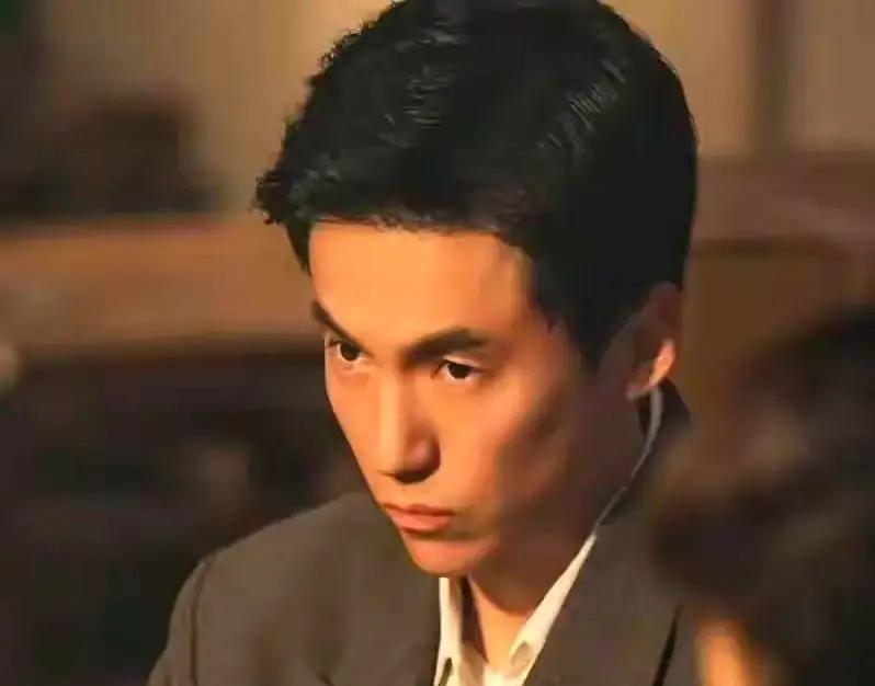 他撞死兄弟女友后，照顾了兄弟全家十几年。
兄弟还以为他是重情重义。
直到警车开到