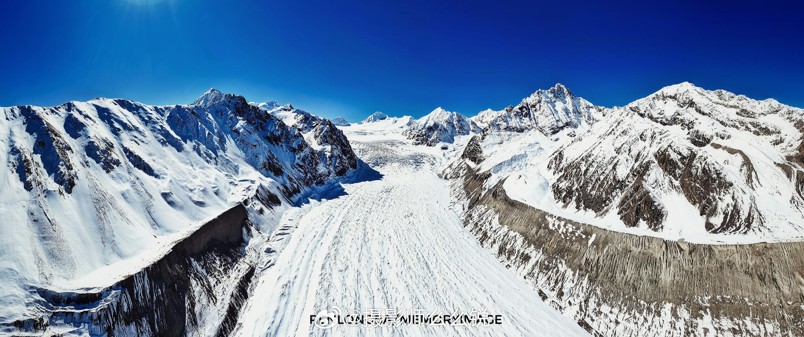 仁龙巴冰川，位于西藏昌都市八宿县然乌镇和林芝市察隅县交界处高山上的日隆巴，冰舌末