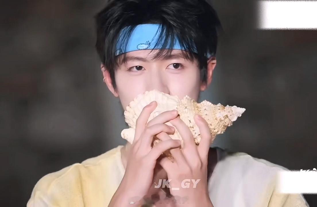 朱志鑫的脸还没有海螺大对朱志鑫脸小有了实感 朱志鑫这脸小得也太精致了，海螺一对比