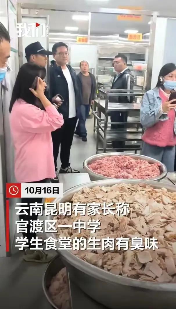 如何保证学校食堂的食品安全？
非常简单，那就是食堂的服务员等全部都从家长中招聘。