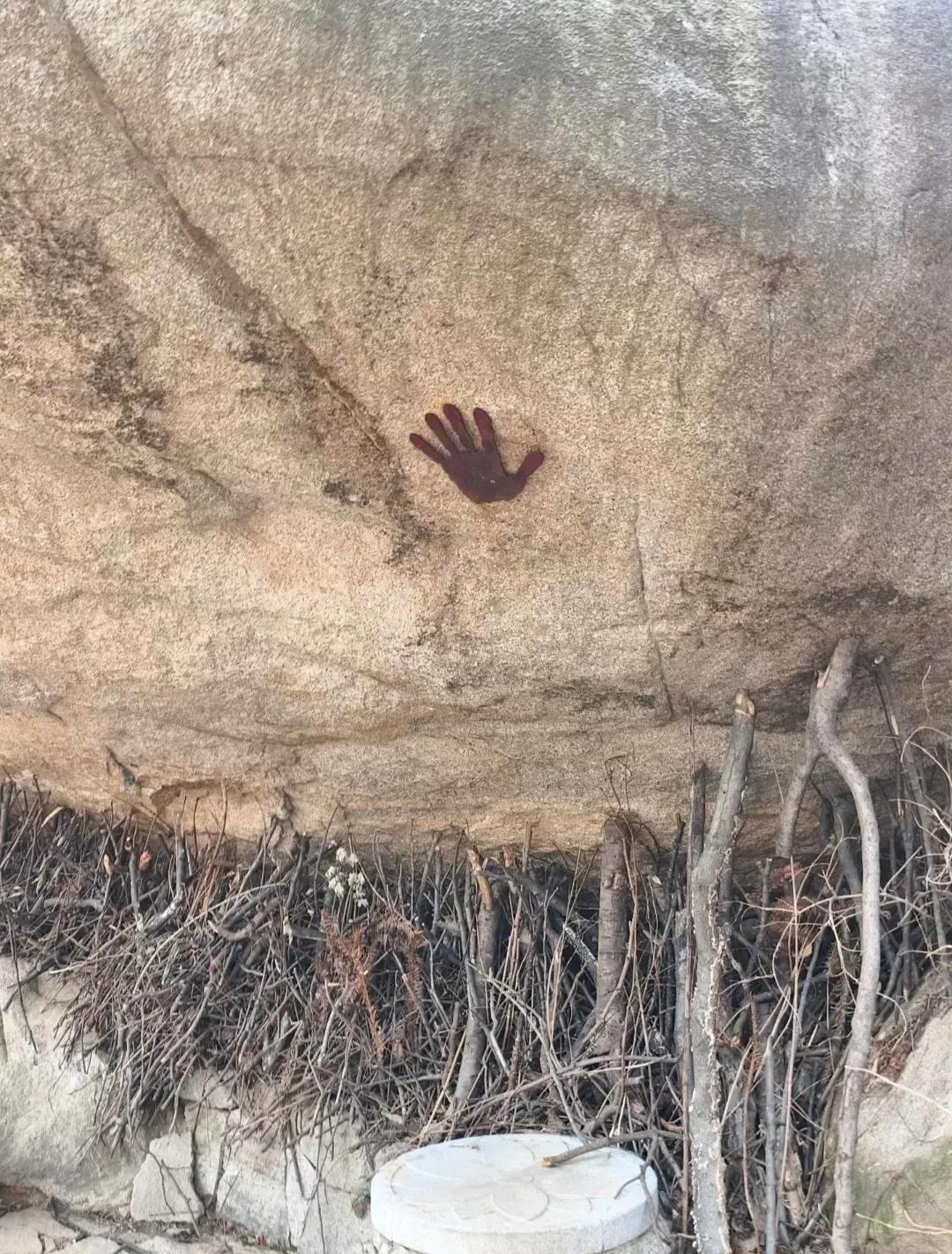 这块岩石上为啥会有手掌印？到底是谁留下来的？