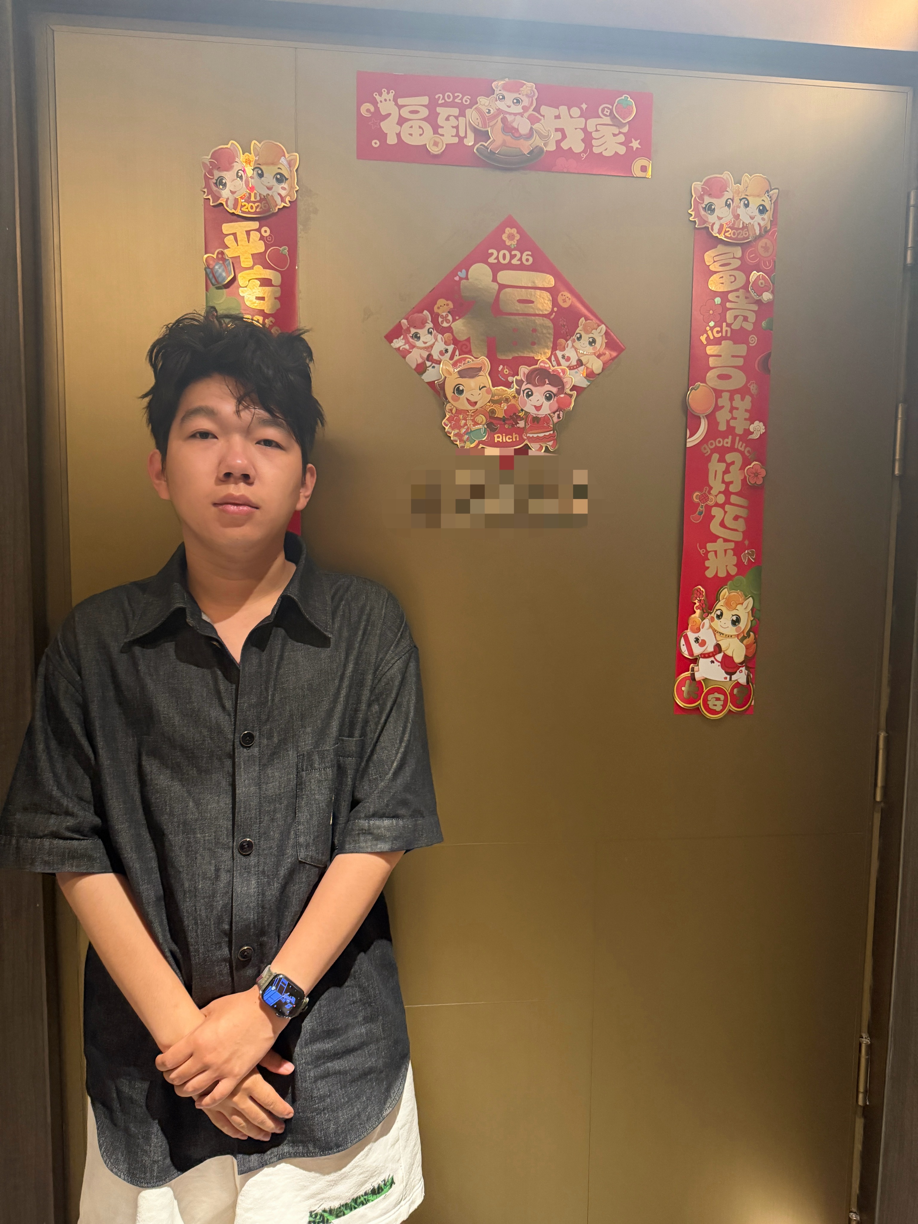 申请居住证，说是需要和门牌号合影。我真的是困死了，迷瞪的……