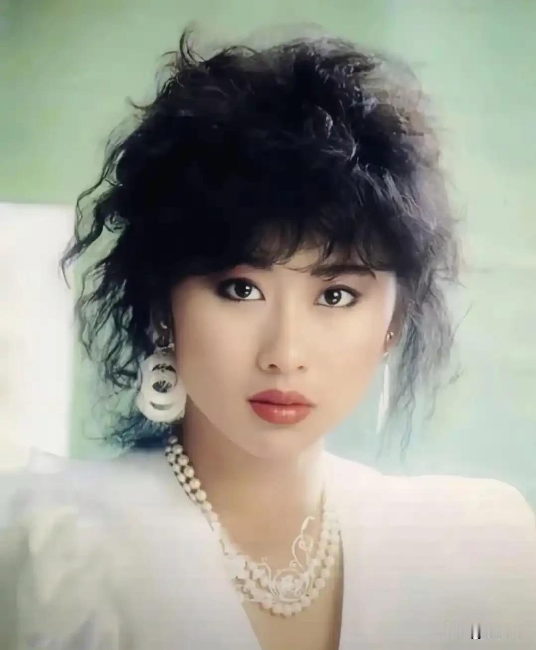 叶倩文或许自己都难以想通，一生无儿无女，拼命歌唱，到头来不过是在为林子祥原配及其