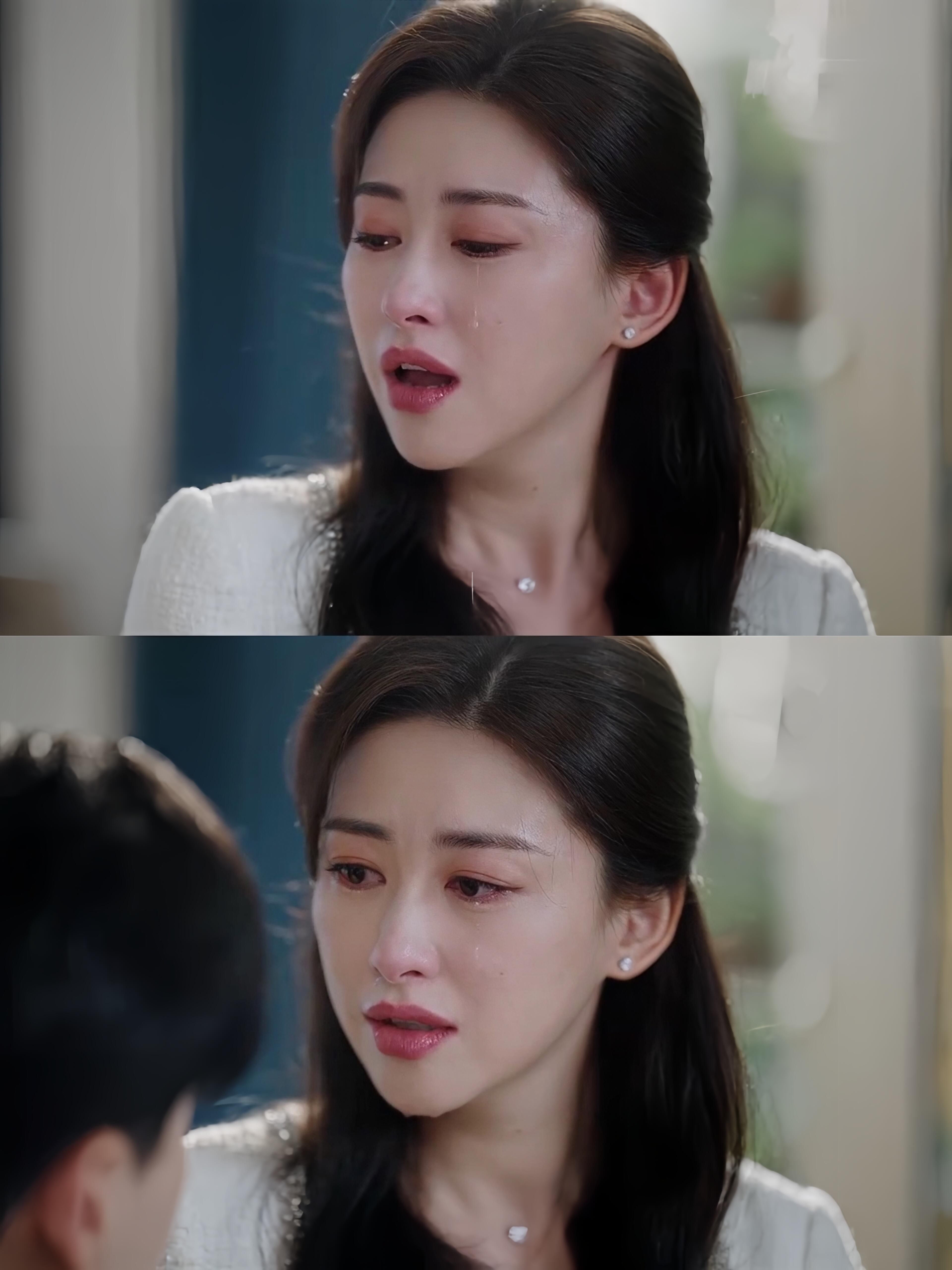 不得不夸，这位天才导演太懂审美，拍出了朱珠独有的破碎感！在《蜜语纪》里，朱珠饰演