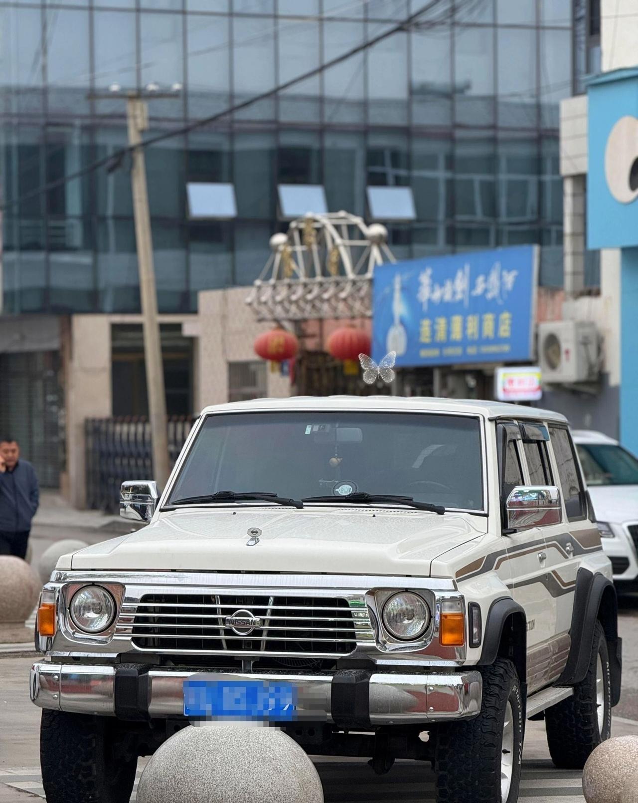 街头偶遇一台罕见老途乐，瞬间被拉回那个硬派越野称霸的年代。没有花里胡哨的电子配置