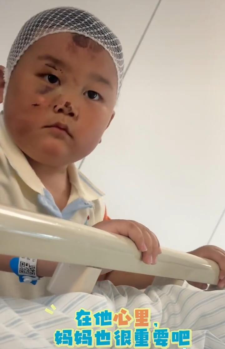 三岁四个月的孩子，懂事的让人心疼。明明自己也受伤了，却也学着大人的样子给妈妈推床
