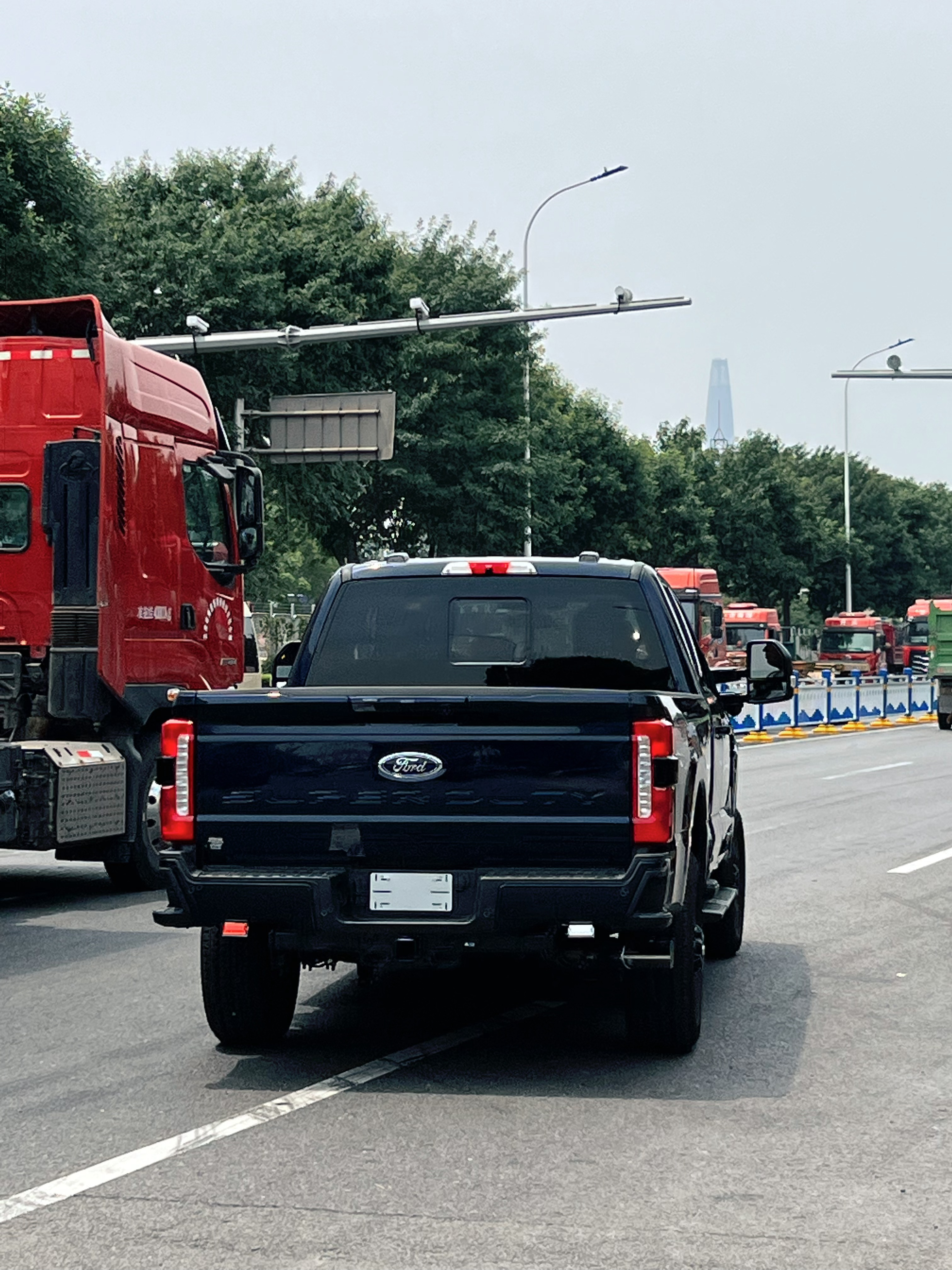 F350 SUPER DUTY 安排交付油箱100升，大家猜，高速油耗多少～  