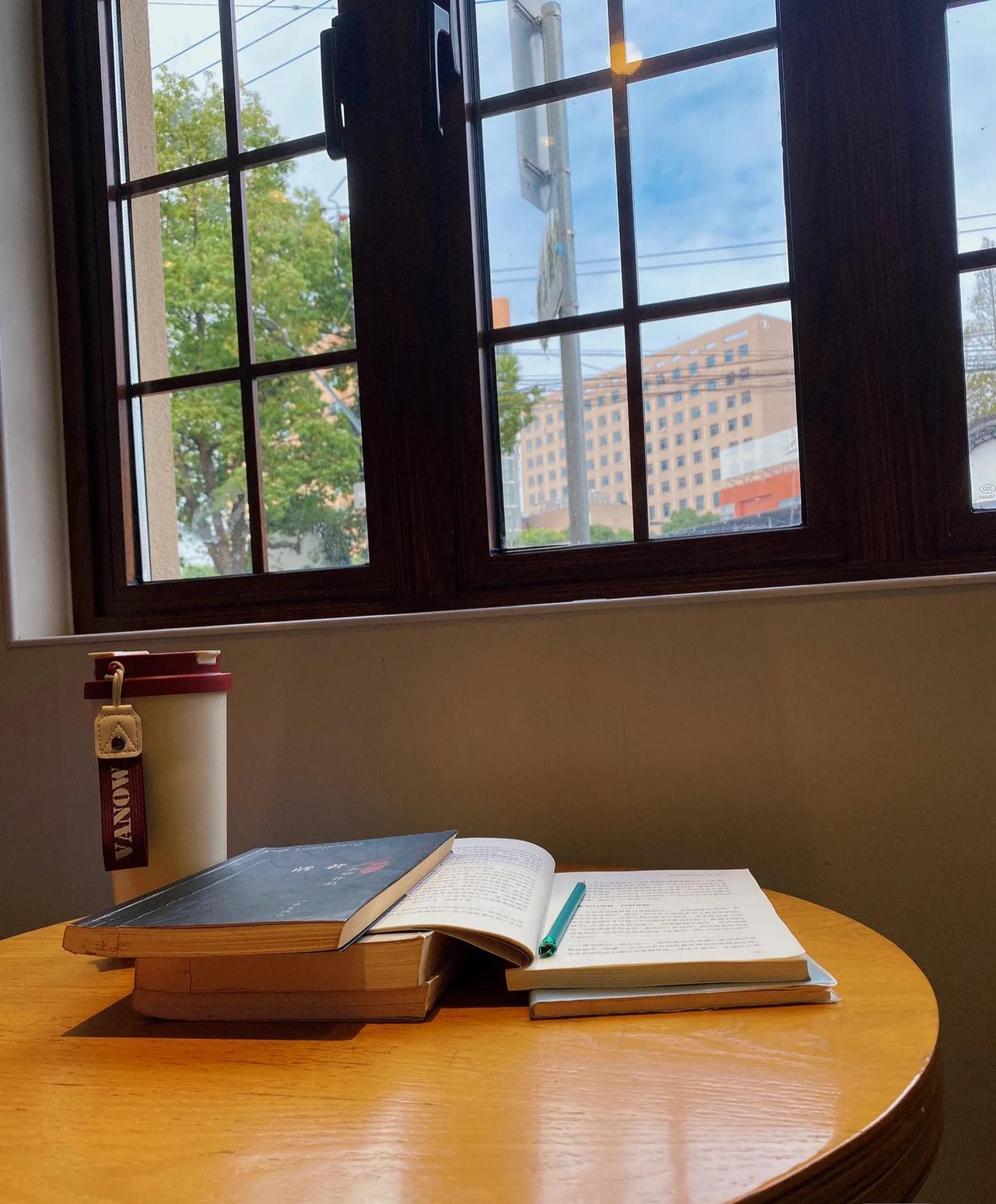 这两天在读出版社赠送的书，后面会与你们分享～
	
上大学的时候，我有幸遇到一位非