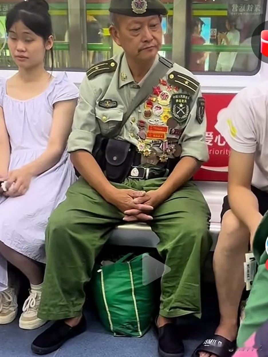当我看到这幅图片，丝毫未觉好笑，心情反而格外沉重。

显然，这名身着军装的中年男