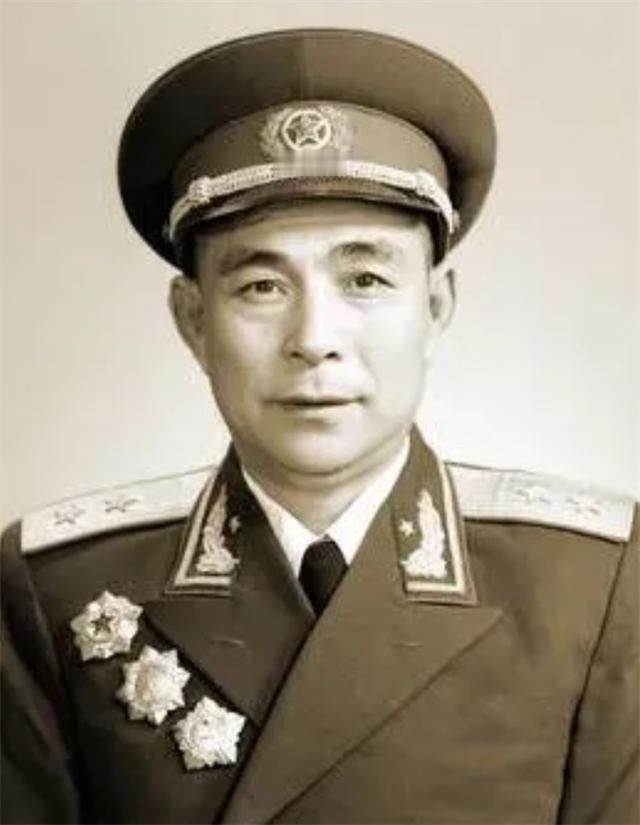 1945年，新四军旅长刘飞打了一次胜仗，抓了几个日本俘虏，突然，他看俘虏中有一人