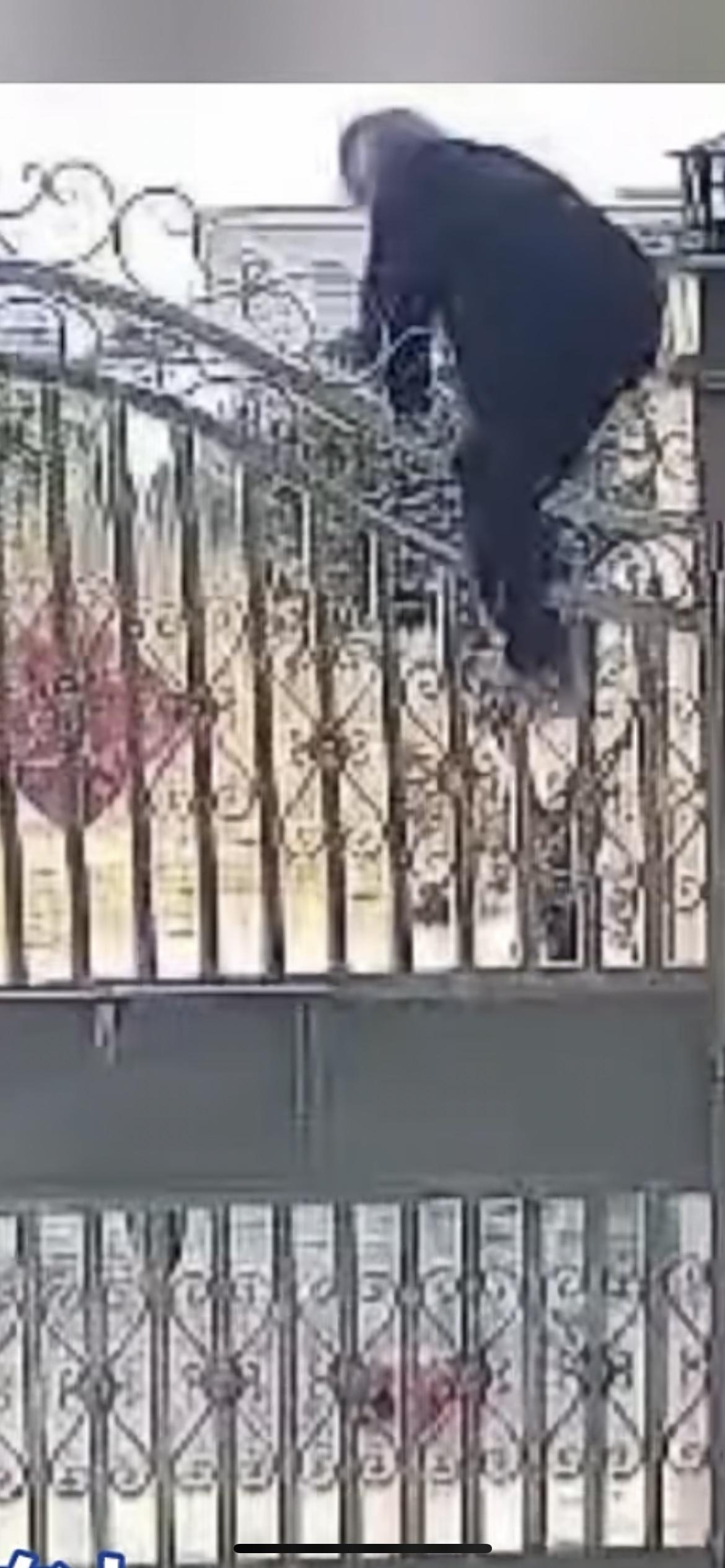 82岁老人徒手翻3米高围栏出门，家人查看监控才发现已偷偷爬了4次，吓死了，就是门