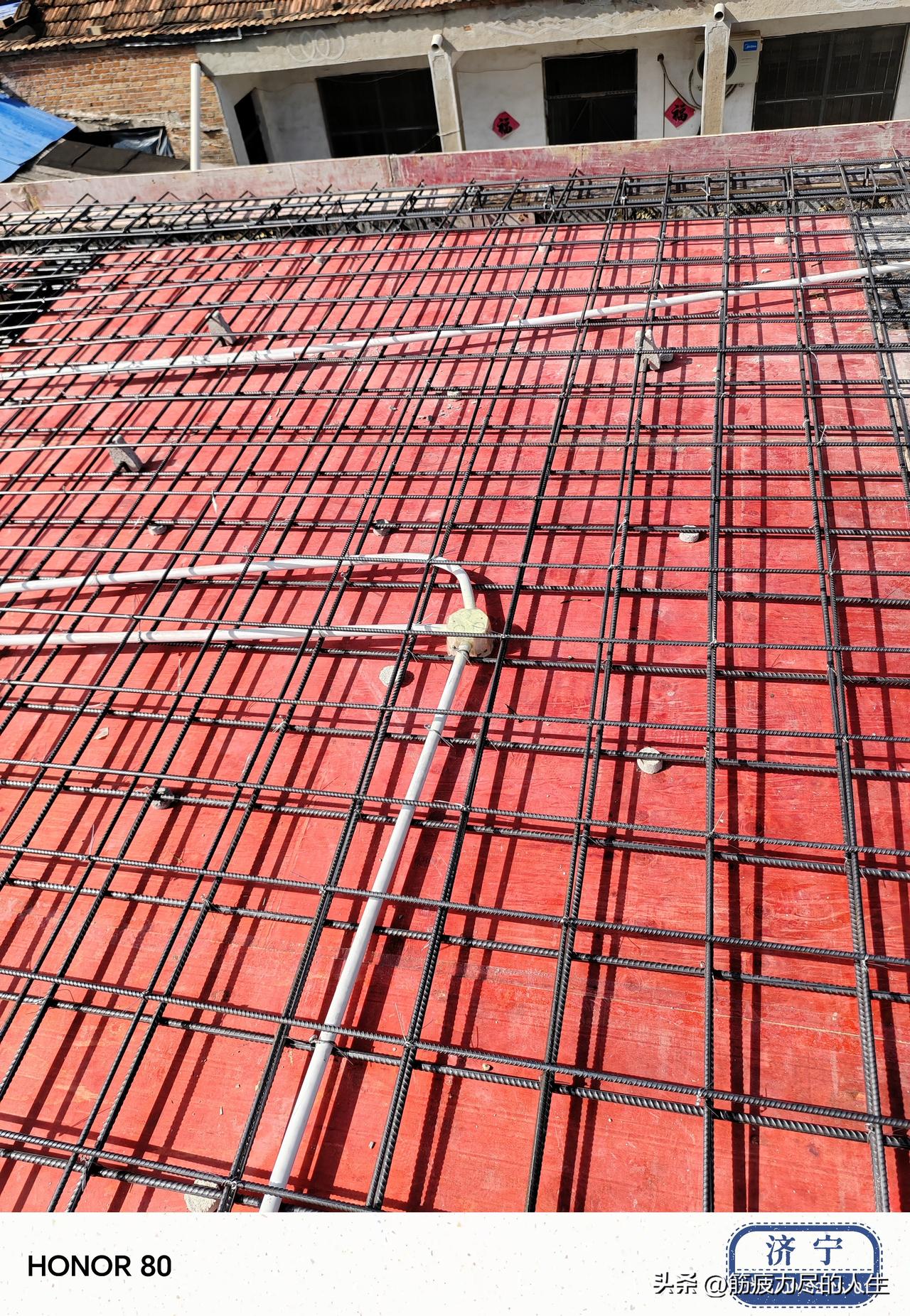 工地里电工的无奈，明明看着被踩坏却不敢多说
    你发现了吧，在工地上干活，电