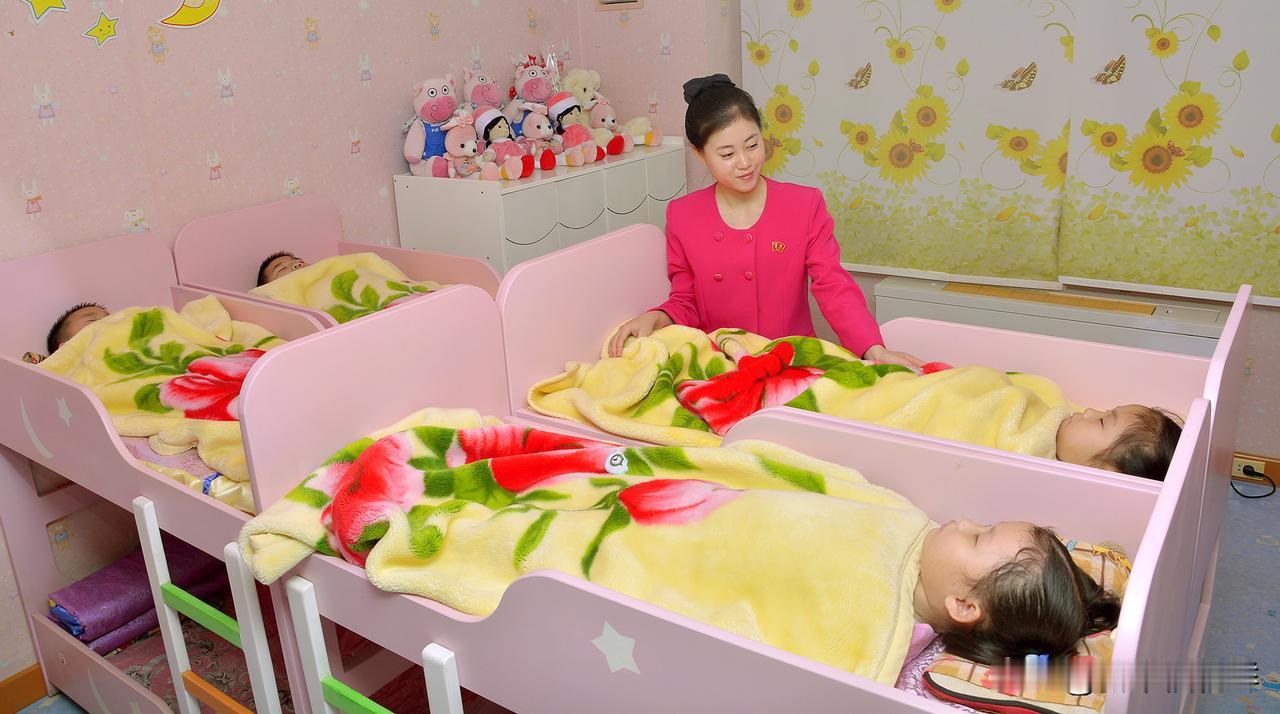 被称为“妈妈
朝鲜的平壤保育院的教养员和职工以亲生母亲的心情细心关照孩子们，孩子