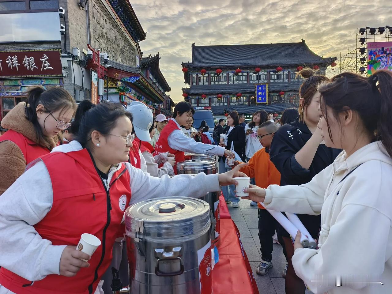 都去品尝美食吧

人很多，昨天开幕的第六届塞上老街音乐美食季确实燃动了全城！今天