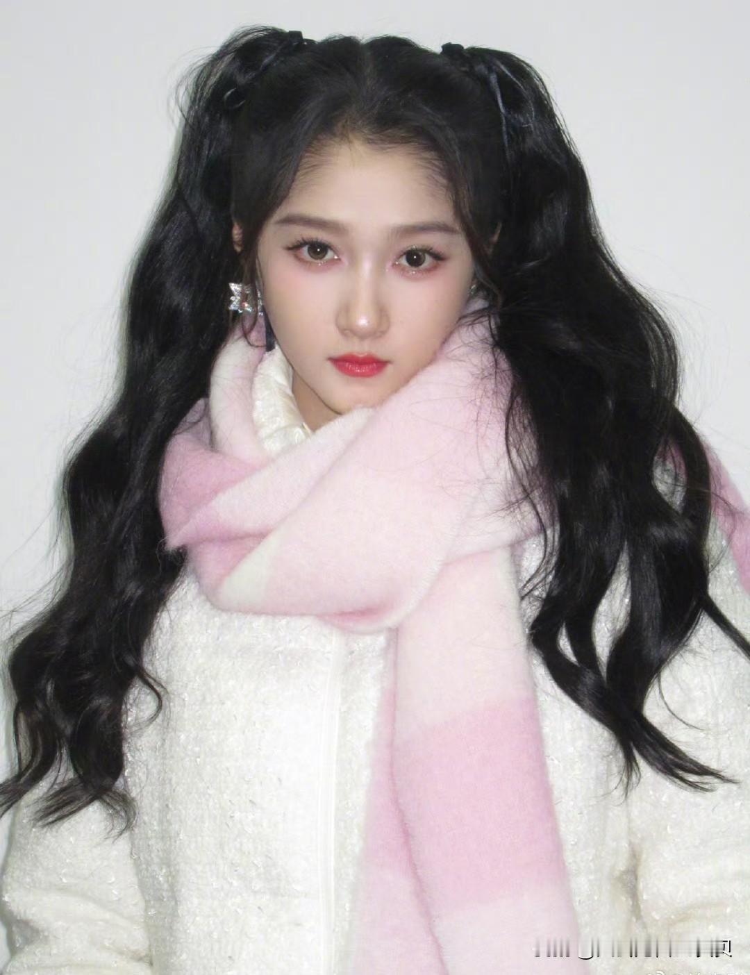 关晓彤如果这个时候上微博，发几句模糊不清的文案，

比如
“从此都是晴天”，
“