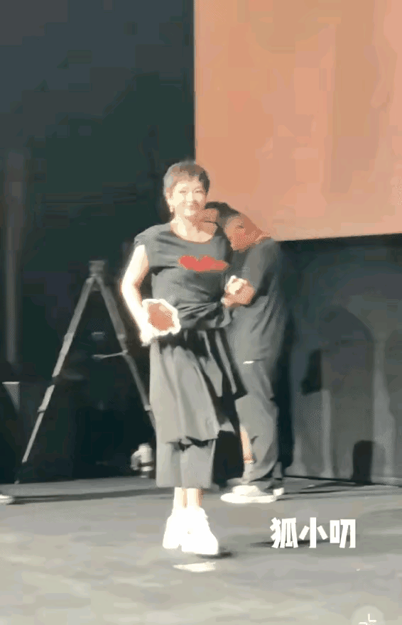 不知为何，感觉这一队人里就是章子怡走路怪怪的，是不是子怡带头第一个出来的缘故呢？