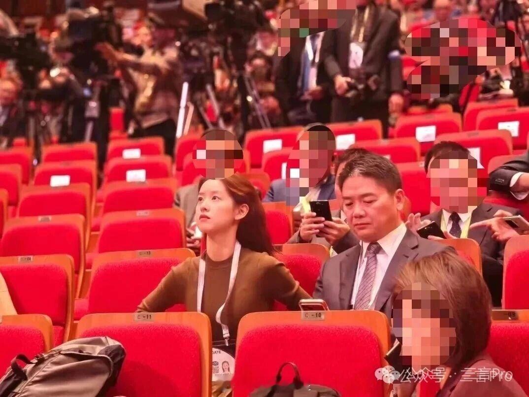 刘强东太会玩营销了，调侃在老婆面前没有自信东哥这招，其他人学不来前几天有人拍到他