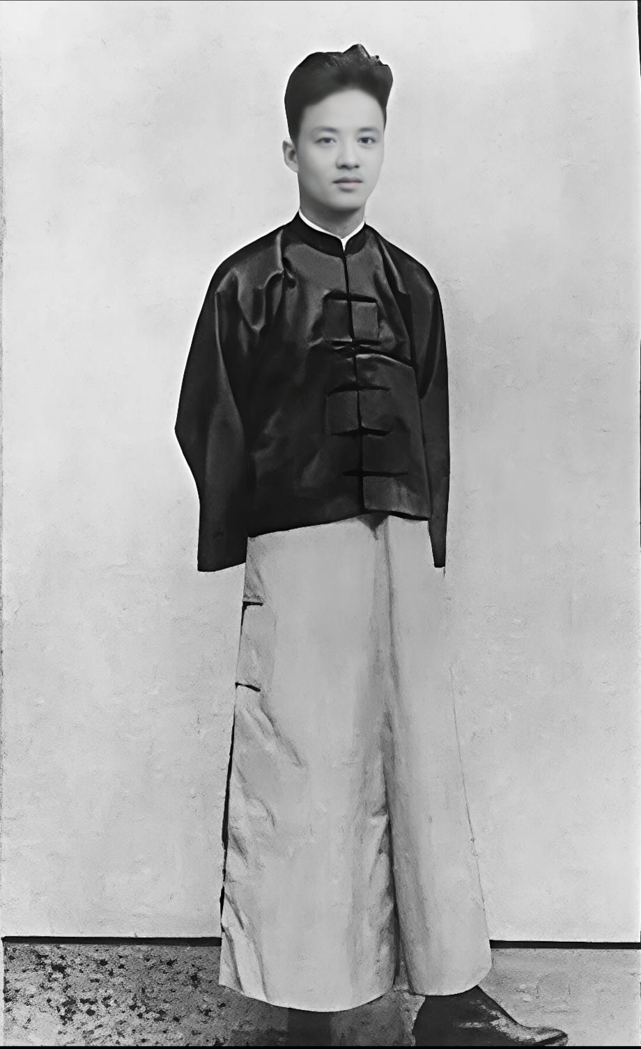 岁。1930年5月回国在上海党中央任职，1932年底离开上海，1933年1月7日