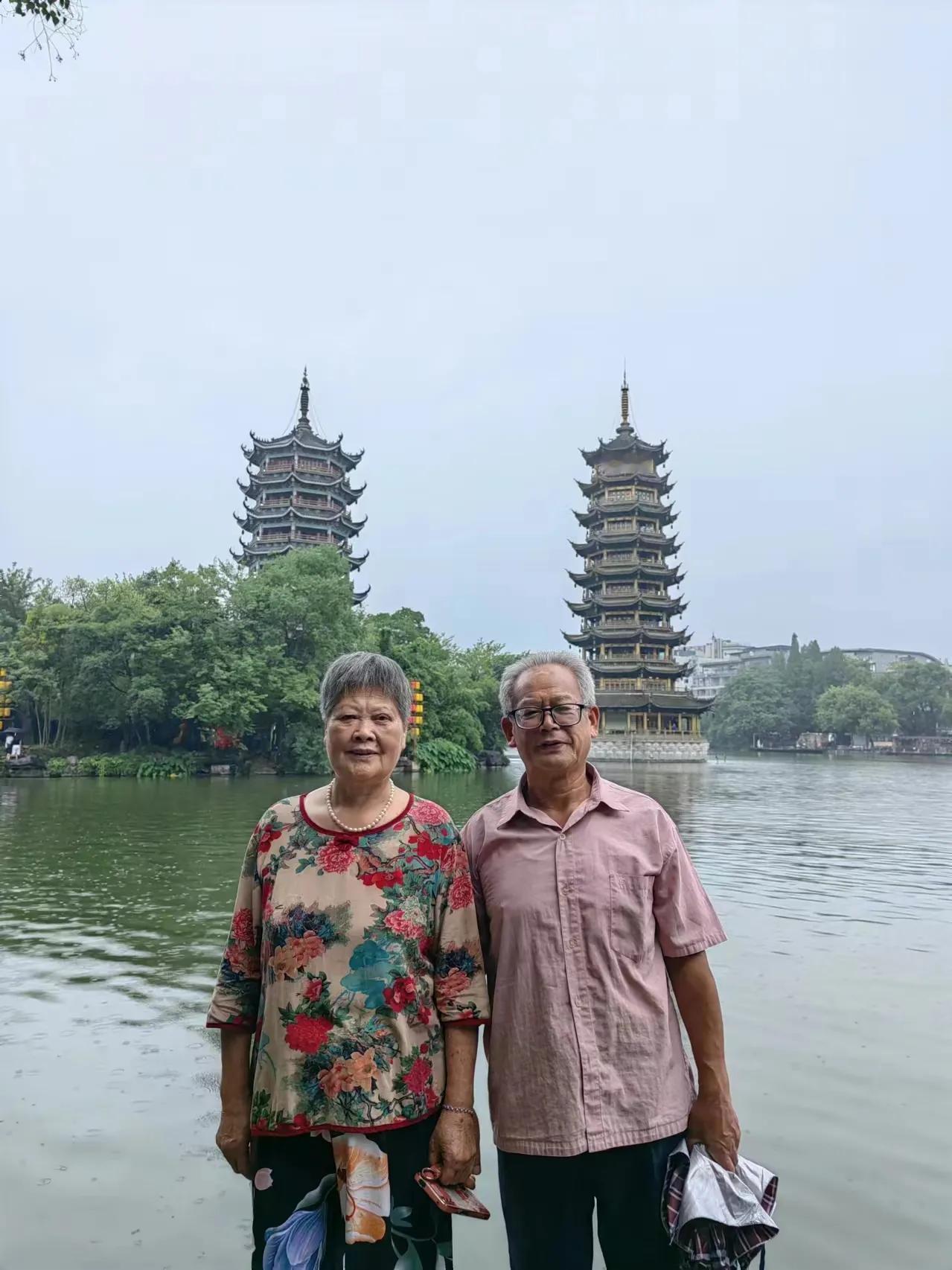 桂林两江四湖白天图景两江四湖本天然，后经改造成网线。方便旅游利出入，饱览风光山水