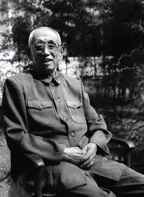 他曾任北京军区司令员，1955年授中将，56岁被免职，儿子也是中将
这对父子将军