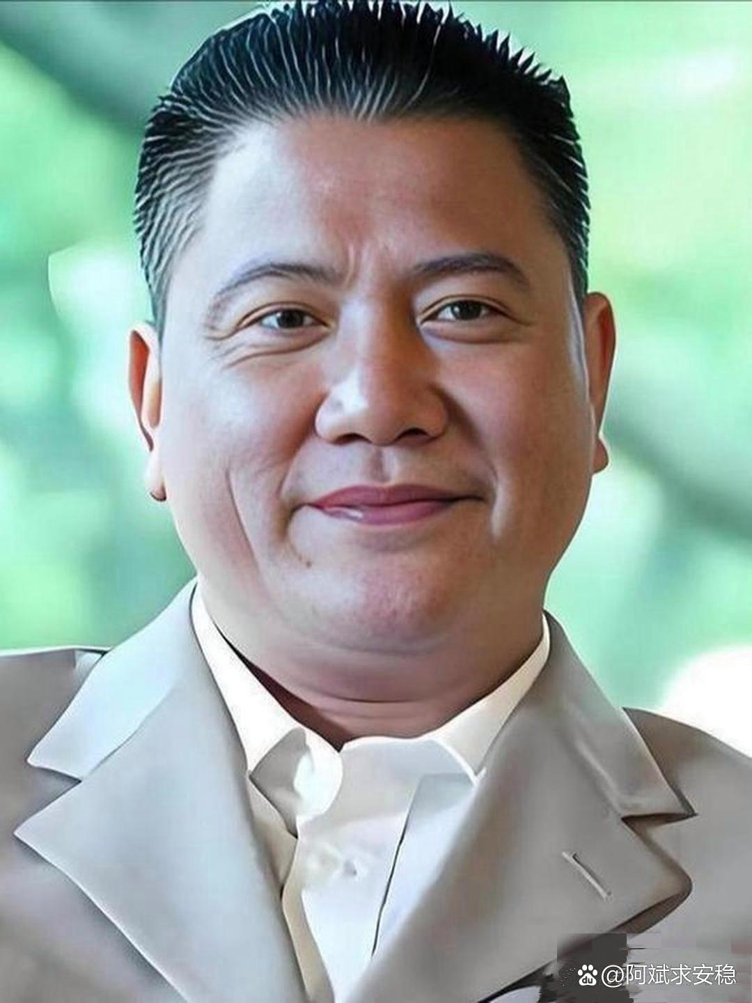 68岁的万梓良，在县城商场简易舞台唱商演，一场能拿15万。他抠门得很，自己只留1