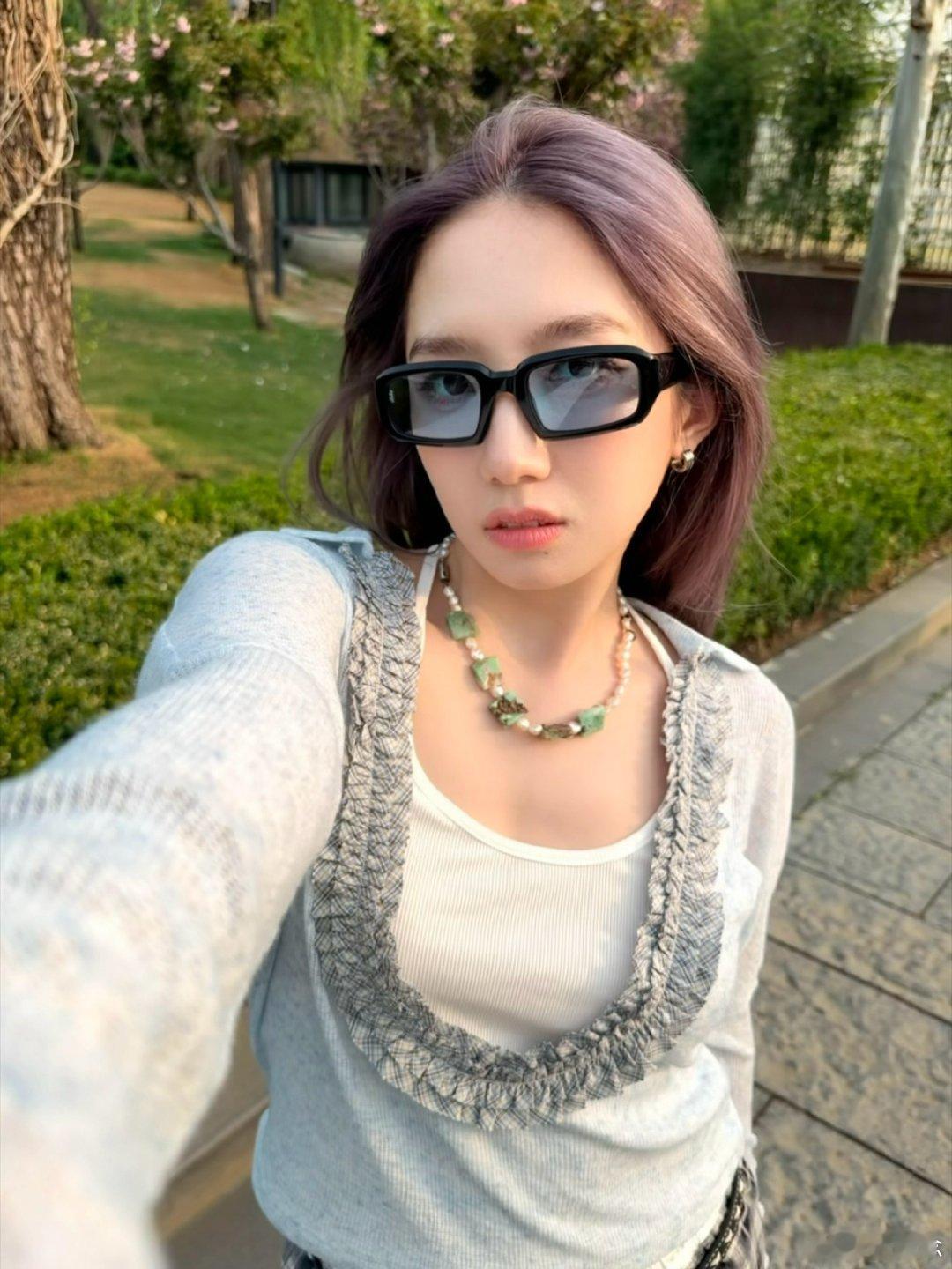 孟美岐恋爱 有一说一这次被拍到的男生看上去确实还可以，孟美岐28岁了正经谈个恋爱