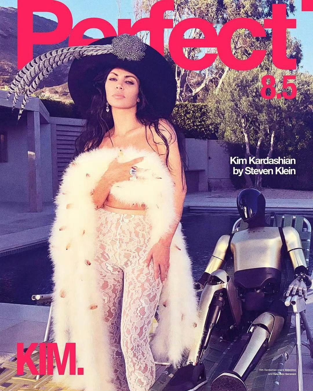 金·卡戴套亮相Perfect Magazine 春季刊封面大片，身穿华伦天奴20