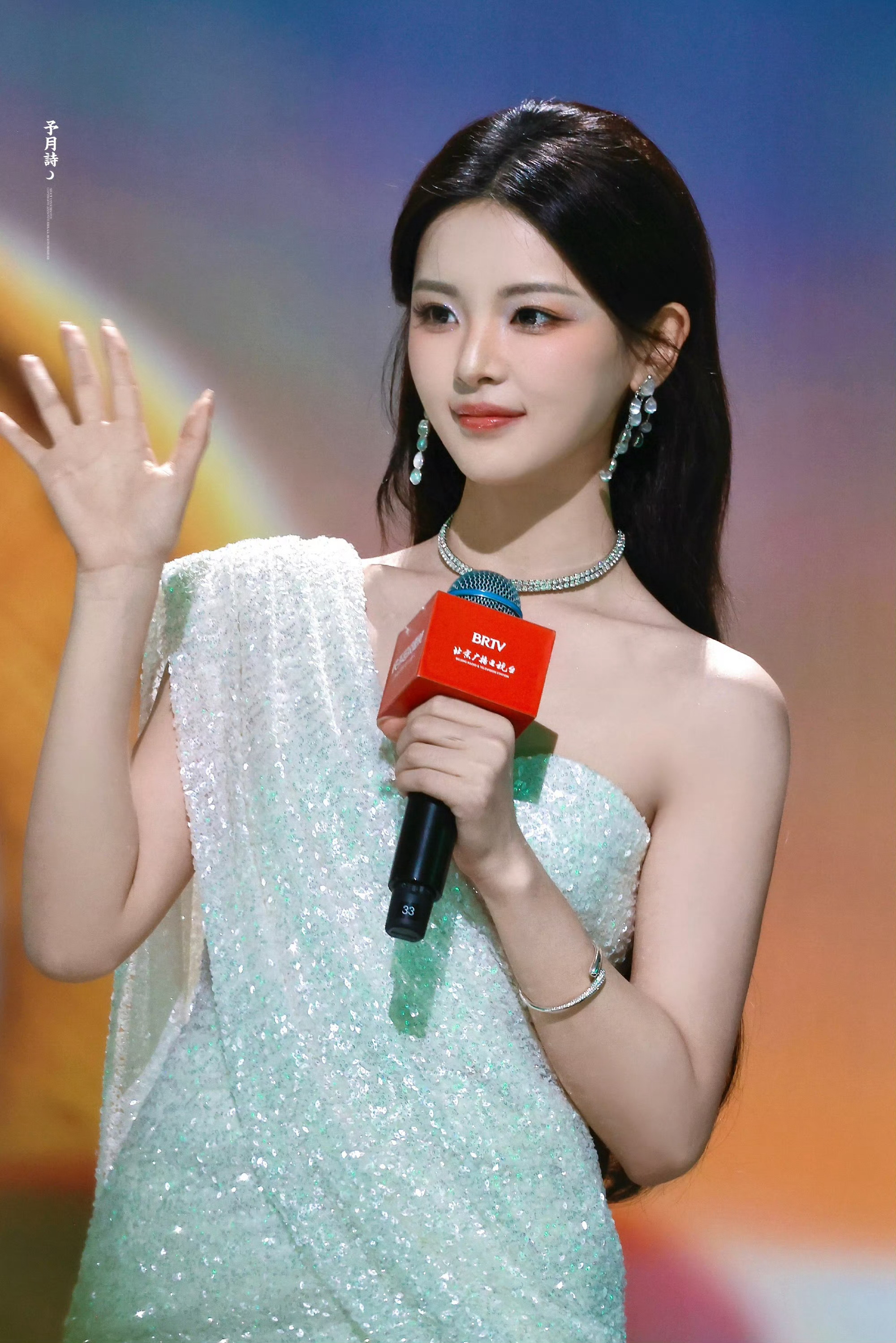 杨超越当主持人端庄大方美今天是主持人超越，又美又大气[来抱抱] ​​​