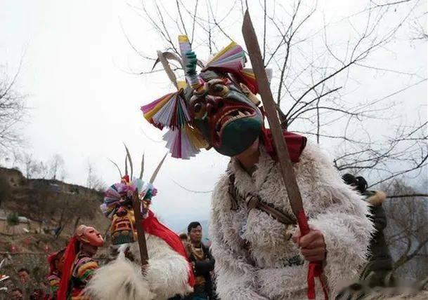 山野为台，岁月为章，傩舞为祀白马池哥昼陇南千年傩舞陇南深山，千年回响。面具藏岁月