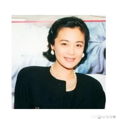 香江女子多情，但张艾嘉是个另类。
别人如施南生，林青霞等，倾其最美好的年华陪伴一