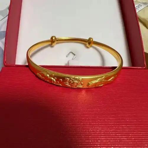 一女子在夜市花10块钱买了个镀金镯子，戴了八年都没没掉色，去金店清洗，师傅拿着放