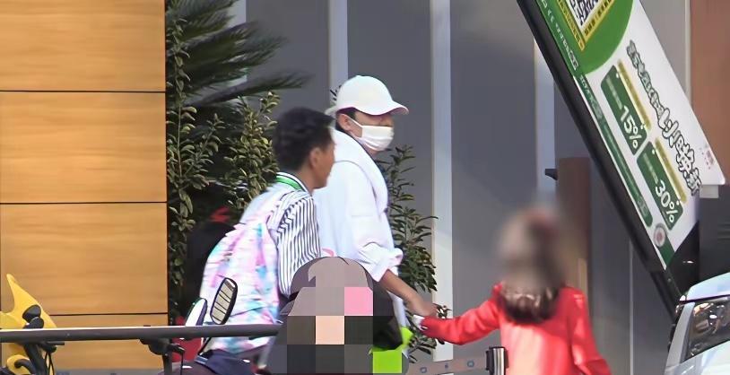 张杰把演唱会彩排塞进接娃路线，两辆车，一辆去幼儿园，一辆去体育场。
7岁的跳跳俏