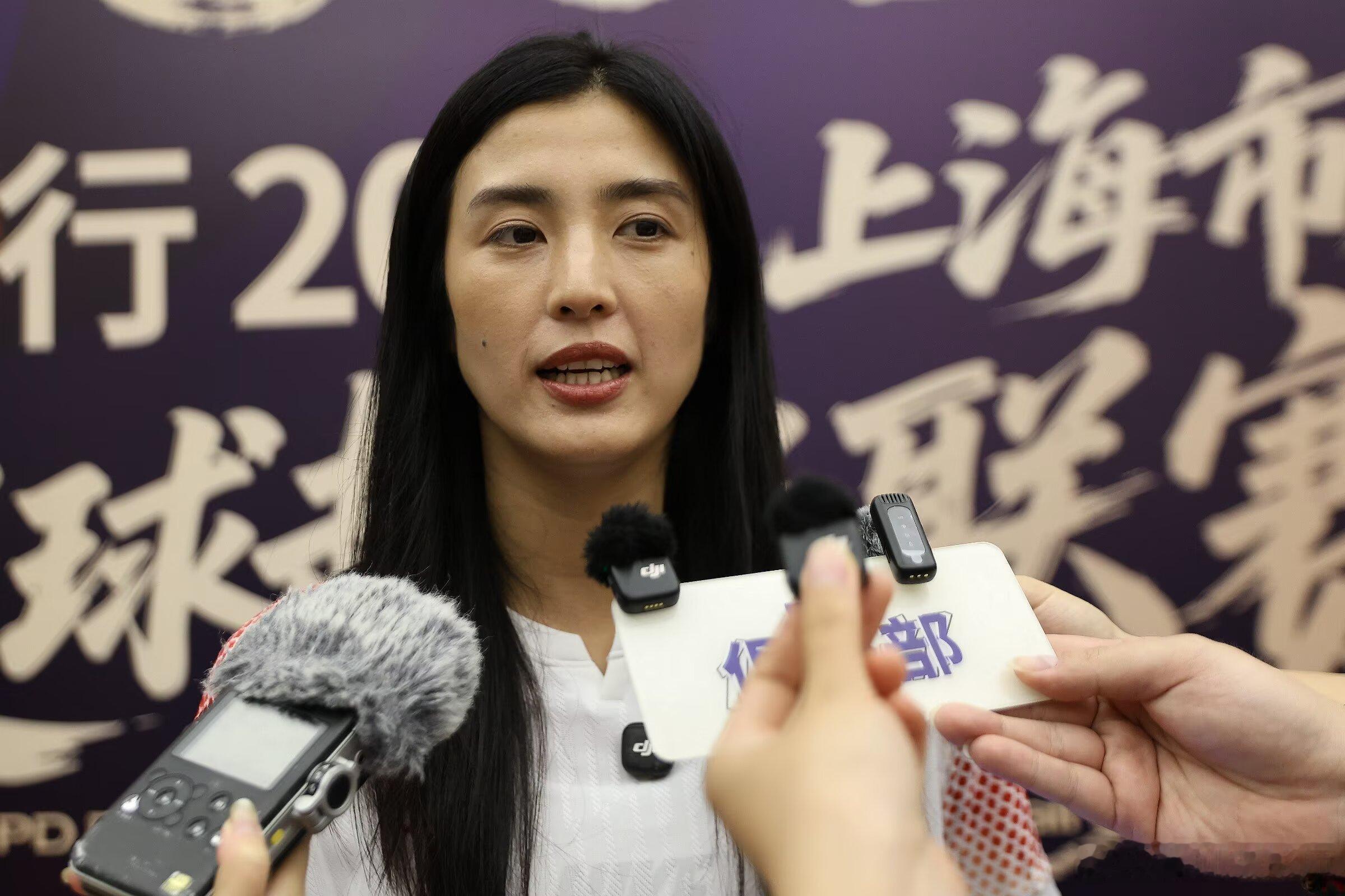 开幕式前的采访 