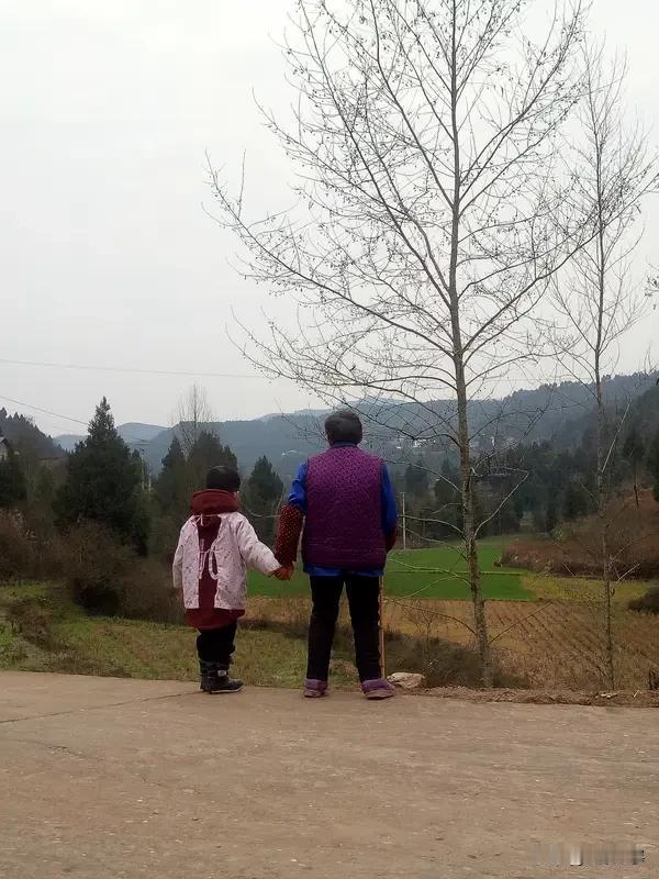  世界上最沉的行李，叫父母的牵挂～
每次春节返程，后备箱都被爸妈塞到关不上。
青