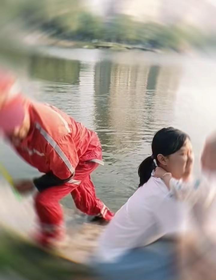 危急时刻的纵身一跃环卫大叔刘晓明勇救落水儿童上岸后摆摆手离去后续：次日男童的母亲