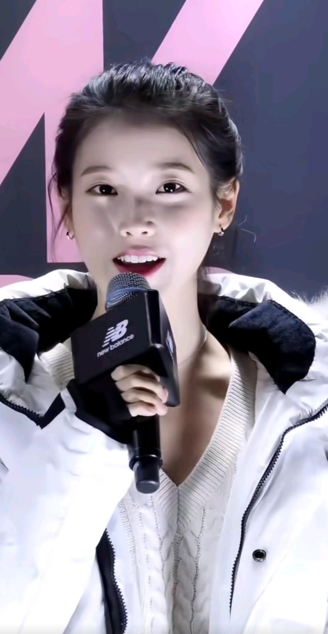 元气少女直播现场，话筒前的甜美笑容