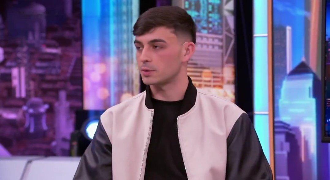 费兰·托雷斯： 佩德里整天都在玩手机。只要弹出游戏广告，他都会立刻下载并开始玩。