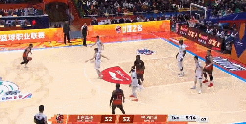 山东男篮vs宁波男篮高诗岩投疯了 高诗岩三分4中4了，球队其他人加一起9中2，他