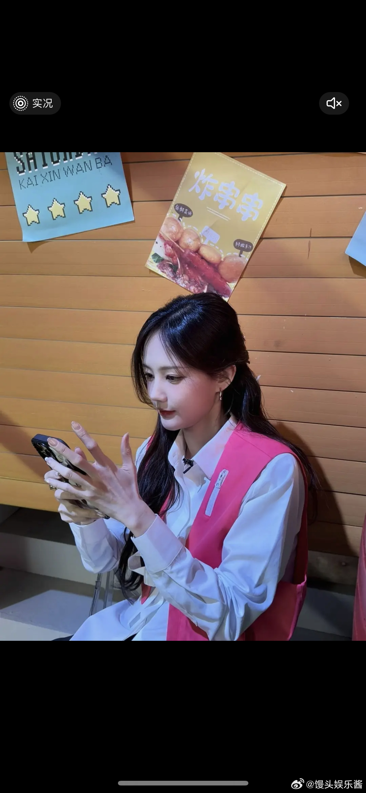 李一桐的手竟然那么大，看起来关节也是