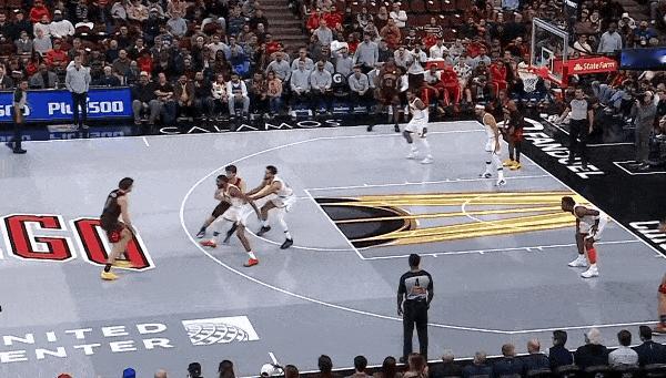 雷霆弃将吉迪真是太争气了！在公牛主场迎战尼克斯的第二节比赛中，吉迪弧顶迎着两人防