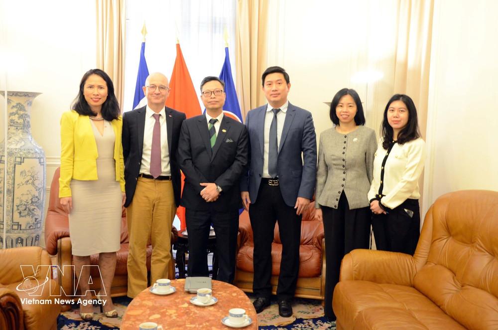 越南驻法国特命全权大使郑德海会见了Assystem集团相关负责人，双方就核电领域