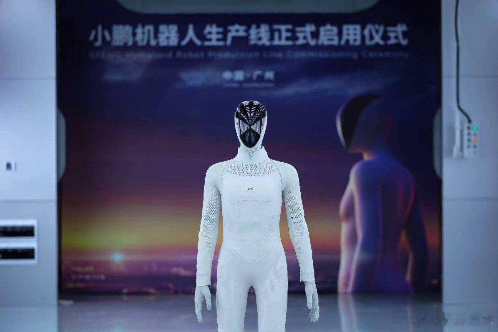 小鹏第一位机器人自己走下产线 这段视频让我印象最深的，不是机器人走得有多像人，而