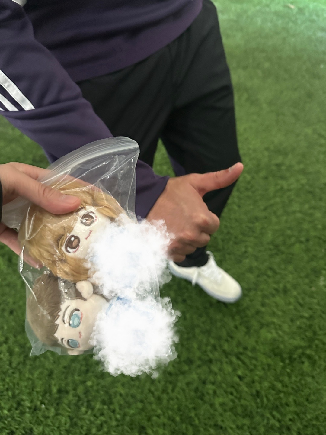 来发个甜的之前给芒特娃娃的时候我跟他说他被看到拿其他球队颜色的东西可能不好，我可