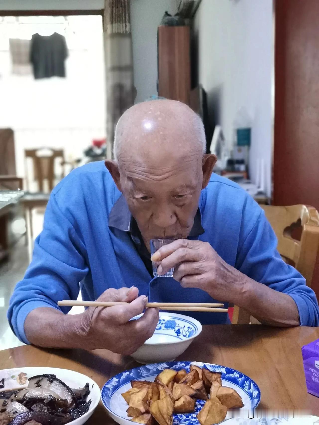 我爷爷出生在清朝末年，一辈子经历了兵荒马乱吃不饱的岁月，但是身体出奇地好，如果不