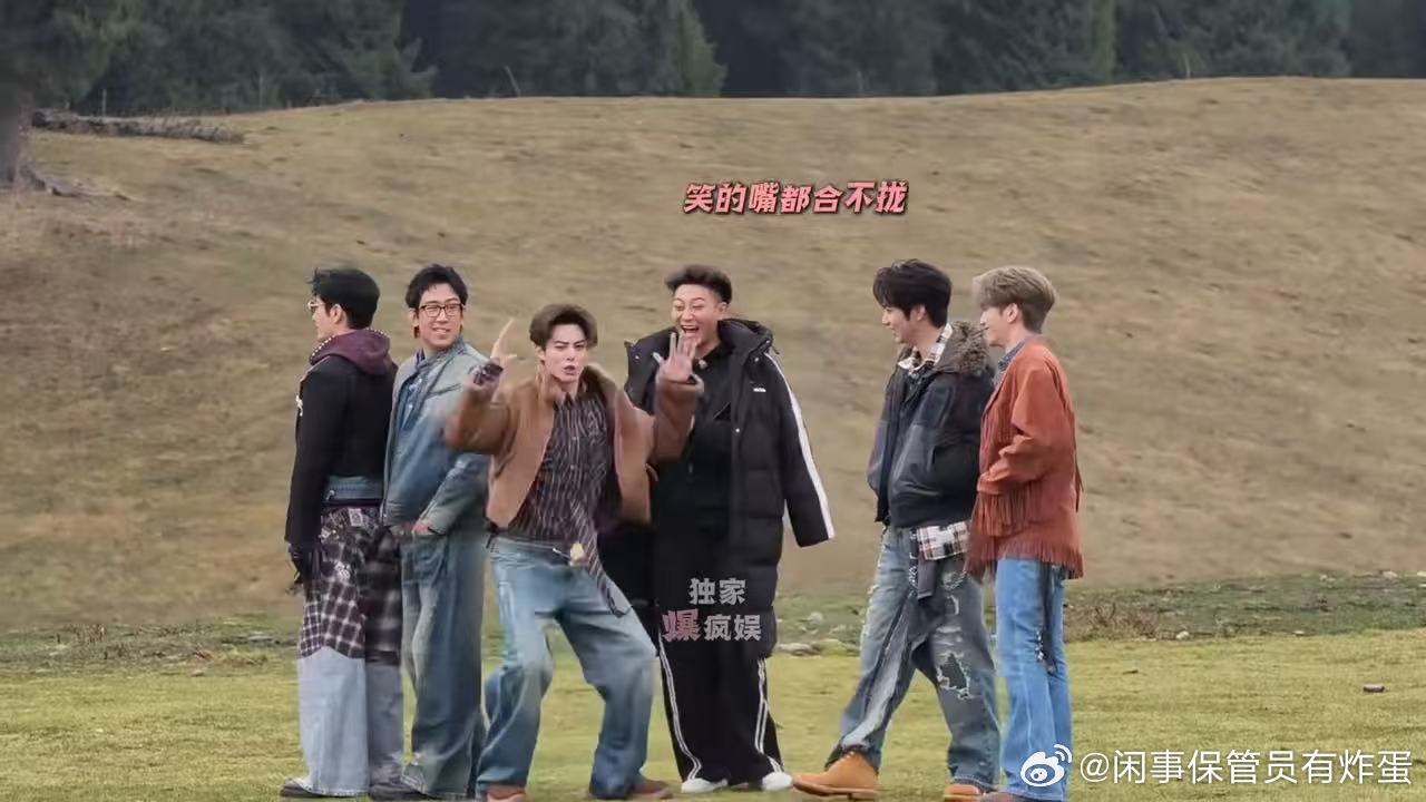 王鹤棣在闹黄子韬刘耀文在笑黄子韬刘耀文笑着看王鹤棣跳舞宇宙闪烁请注意宇宙闪烁请注