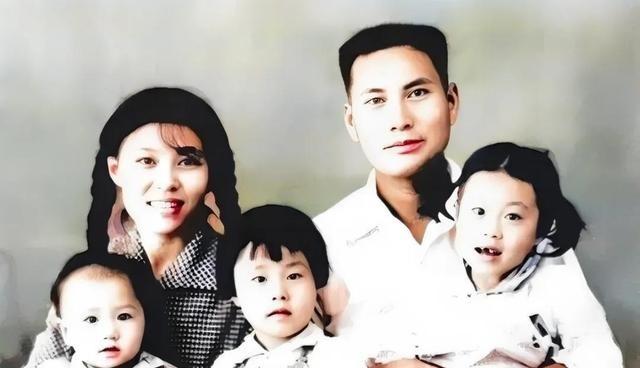 上世纪50年代，张万年与妻子、三个女儿合影。这个时候的张万年还未达到而立之年，他