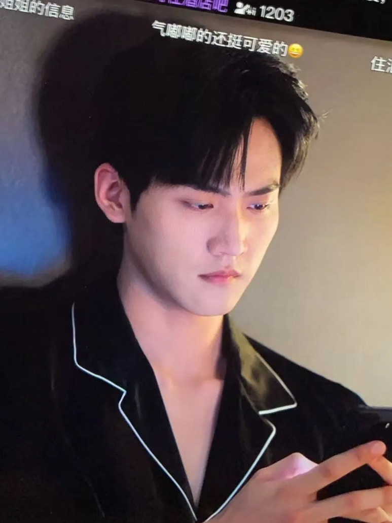 真的没有人感觉李雾长得很像赵玉田吗看到第一反应是李雾好像赵四儿的儿子啊！最近已经