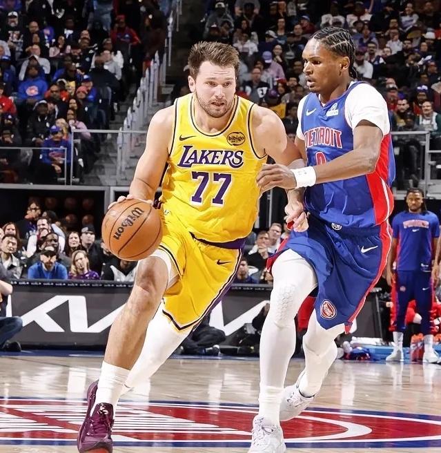 他扛起了进攻大旗扛起了输出产量
他只是投篮效率有点低
这是最近关于东契奇的评价